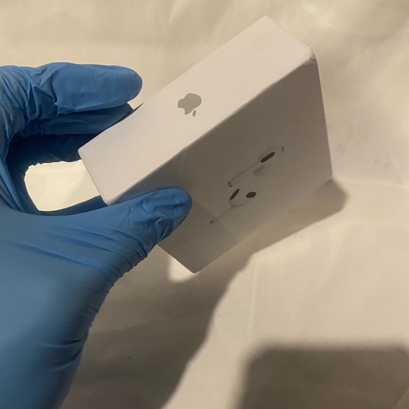 AirPod 3rd Generation - Picture 3 of 4